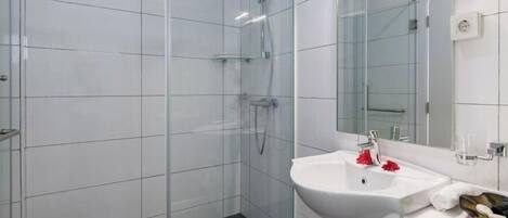 Regadera, secadora de cabello, toallas, jabón