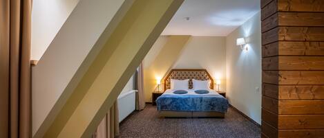 Un dormitorio con cama, mesita de noche y lámpara de pared.