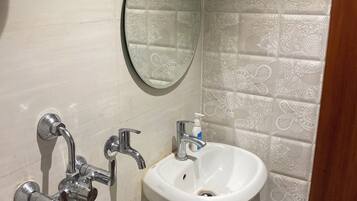 Rainfall showerhead, towels