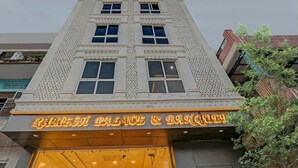 Un edificio con un letrero que dice "RAMESH PALACE & BANJARA".