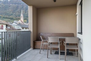 Outdoor dining - Holiday Apartment "Karin - Merlot" with Shared Terrace and Wi-Fi (Termeno)