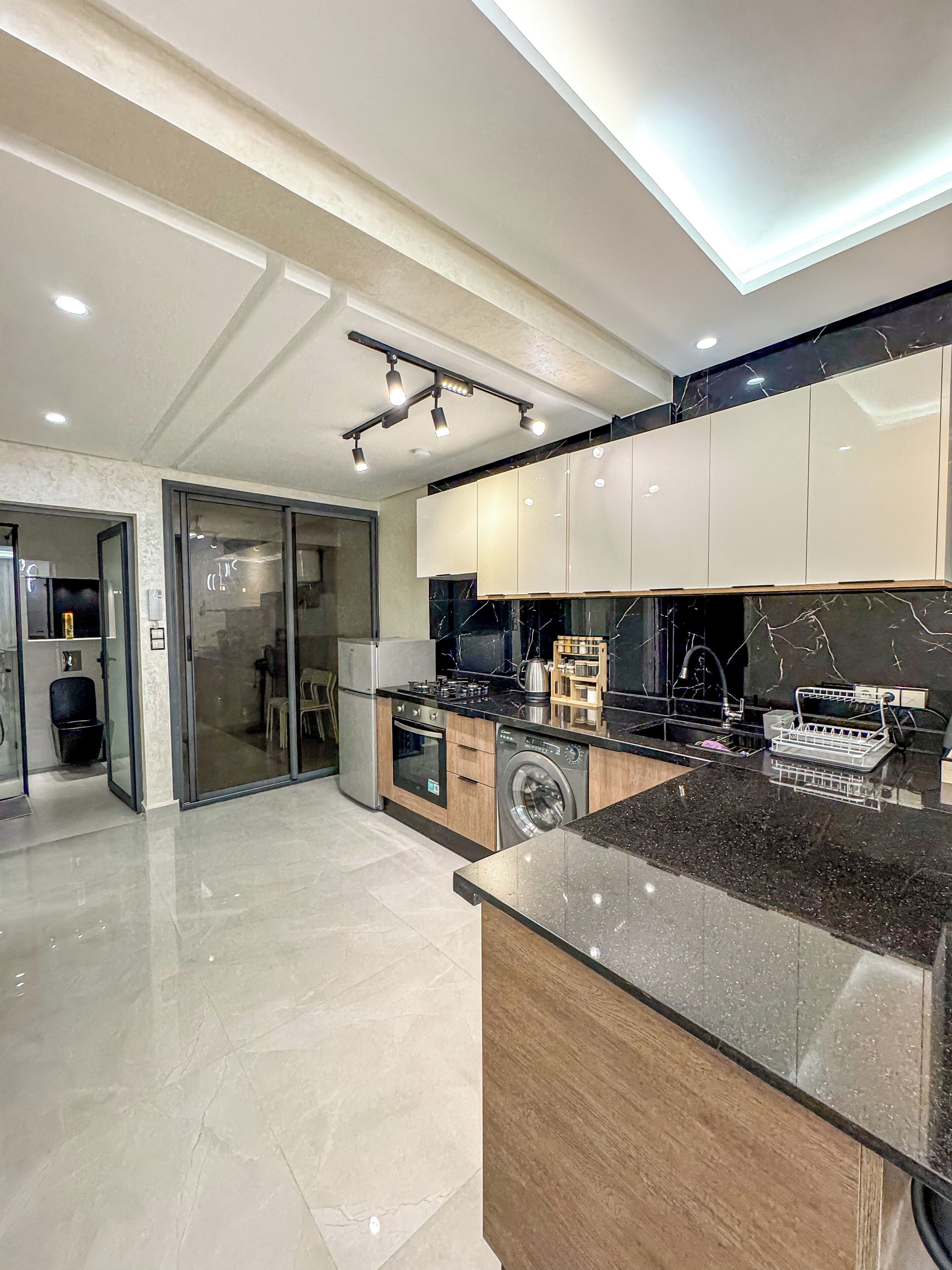 Réfrigérateur, un four, surface de cuisson, cafetière-théière