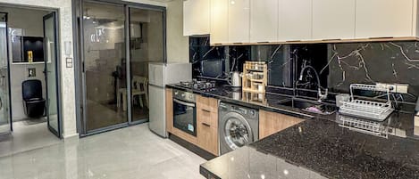 Réfrigérateur, un four, surface de cuisson, cafetiÚre-théiÚre