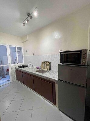 Frigorifero, forno, piano cottura, macchina per tè/caffè