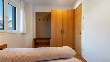 1 slaapkamer, een strijkplank/strijkijzer, gratis wifi, beddengoed