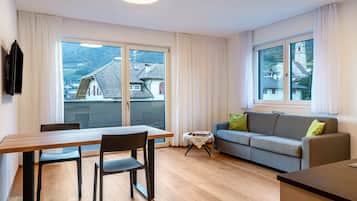 Een televisie en een tafeltennistafel