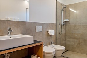 Een douche, een haardroger, handdoeken