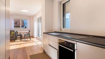 Een koelkast, een oven, een kookplaat, een vaatwasser