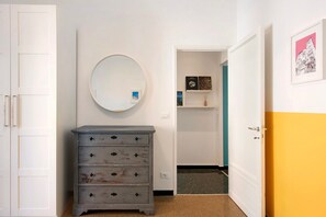 Interior - Holiday Apartment "Il Ciliegio Di Miki" with Balcony, Shared Garden & Wi-Fi (Genova)