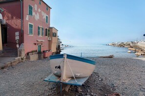 Beach nearby - Holiday Apartment "Il Ciliegio Di Miki" with Balcony, Shared Garden & Wi-Fi (Genova)