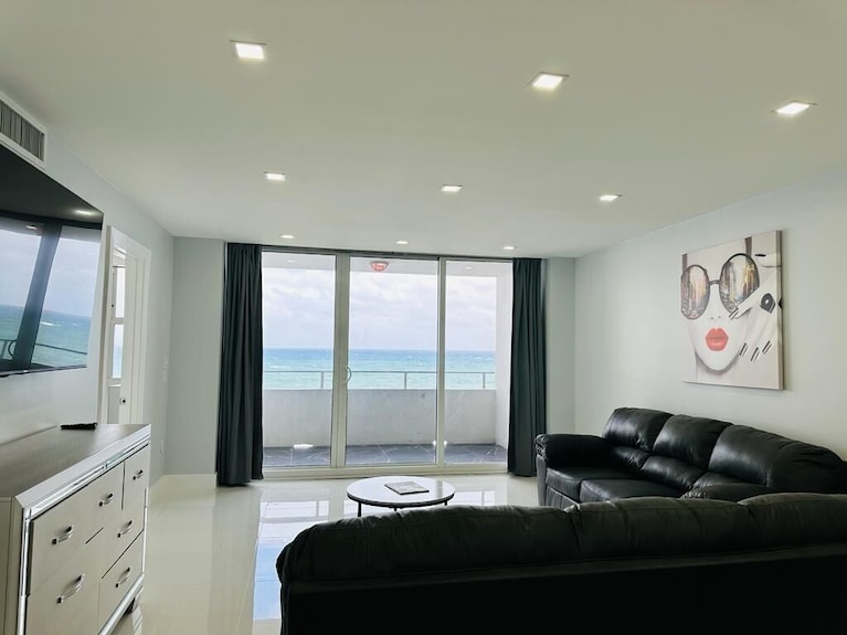 On The Beach-beachocean Front Condo-balcony-views Every Where -No Resort Fee - Fort Lauderdale, FL