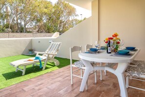 Outdoor dining - Holiday Home 'La Chicca' with Sea View, Private Terrace and Private Garden (Valledoria)