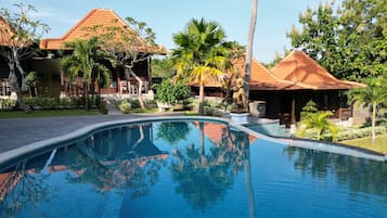 Una piscina al aire libre