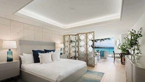 Une chambre à coucher moderne avec un grand lit, une table de chevet, une lampe et une vue sur la mer.