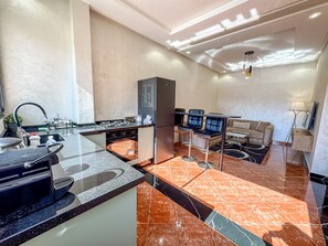 Kühlschrank, Ofen, Herdplatte, Wasserkocher mit Kaffee-/Teezubehör