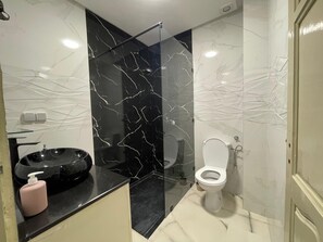 Handtücher, Seife, Shampoo, Toilettenpapier