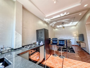 Fridge, oven, stovetop, coffee/tea maker