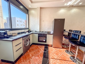 Fridge, oven, stovetop, coffee/tea maker