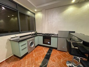 Kühlschrank, Ofen, Herdplatte, Wasserkocher mit Kaffee-/Teezubehör