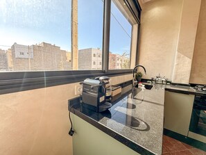 Fridge, oven, stovetop, coffee/tea maker