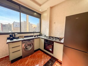 Fridge, oven, stovetop, coffee/tea maker