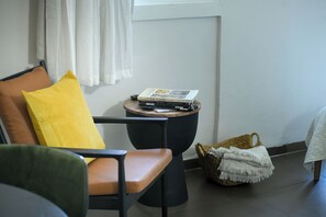 スタジオ | リビング エリア | 40 インチのスマートテレビ (ケーブル放送視聴可)