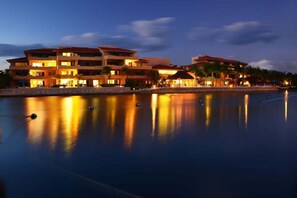 Exterior - Puerto Aventuras Apt: Pool, Hot Tub & Balcony (Puerto Aventuras)