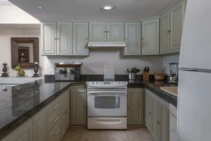 Fridge, oven, stovetop, coffee/tea maker
