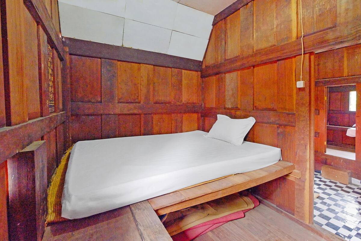 Habitación individual | Espacio para trabajar con laptop y ropa de cama