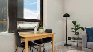City Apartment | In-room dining - Foreshore Place 812 (Cape Town)