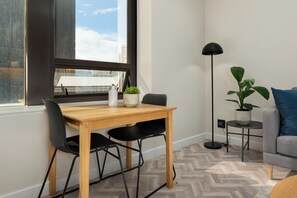 City-Apartment | Essbereich im Zimmer