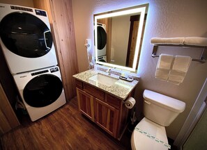 Secador de cabelo, toalhas de banho, sabonete, papel higiênico