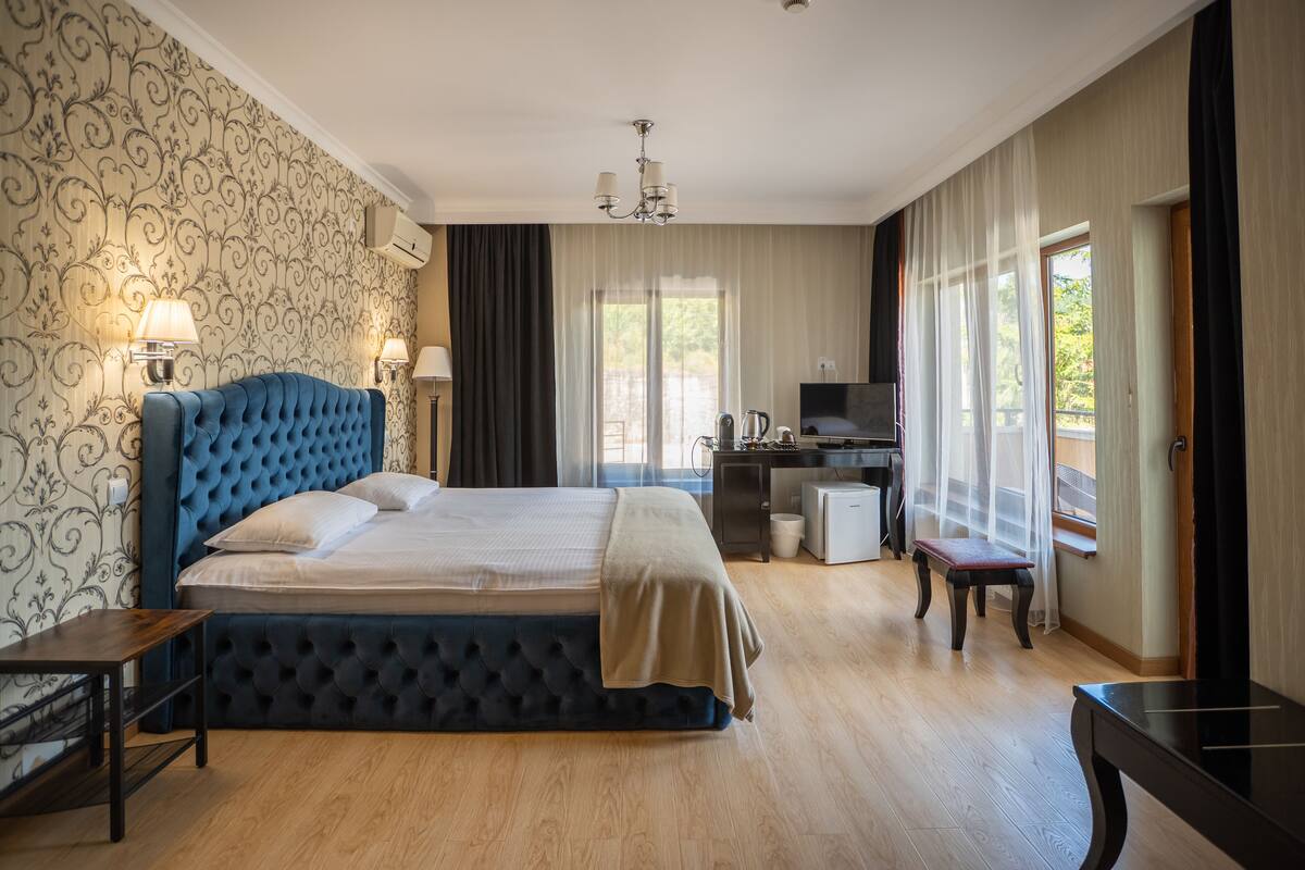 Kamar Double Premium | Meja kerja, ruang kerja ramah laptop, Wi-Fi gratis, dan seprai linen