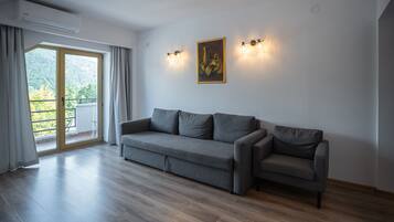 Grand Suite | Desk, laptop workspace, free WiFi, bed sheets