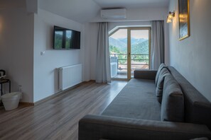 Grand Suite | Desk, laptop workspace, free WiFi, bed sheets - Opus View (Sinaia)