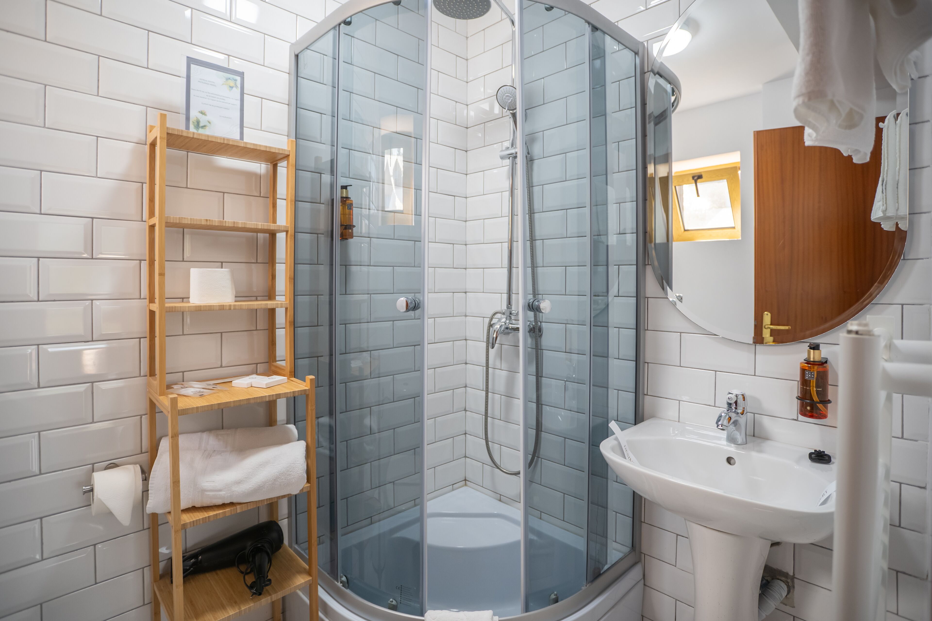 Standard Suite | Bathroom | Combined shower/bathtub, hair dryer, slippers, towels