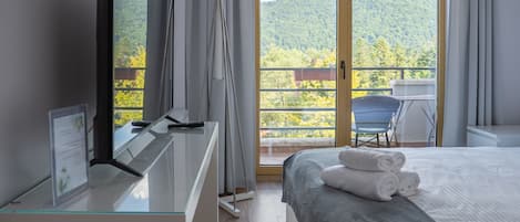 Grand Suite | Desk, laptop workspace, free WiFi, bed sheets