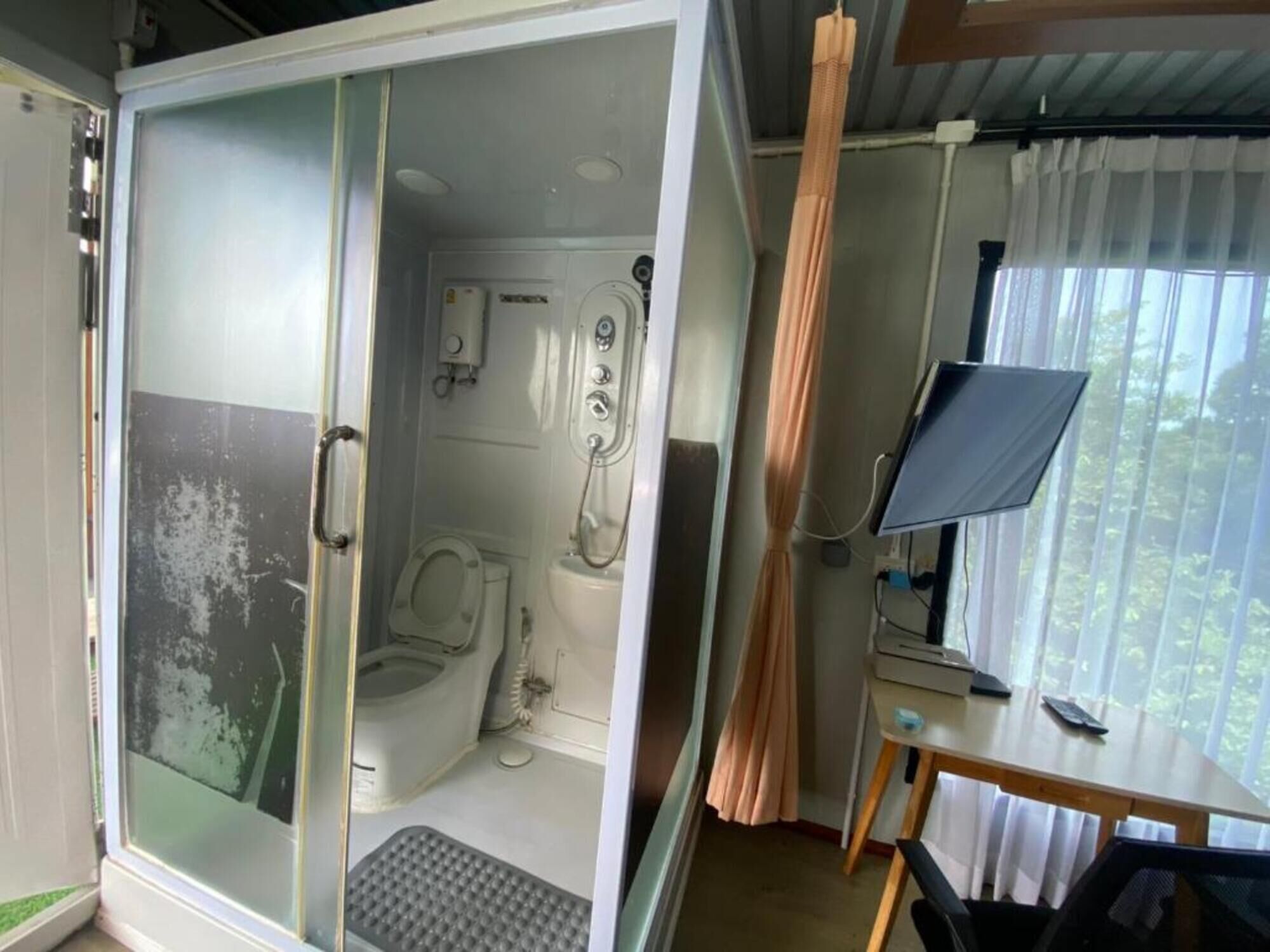 Basic Room, 1 Queen Bed | Bathroom | Shower, towels