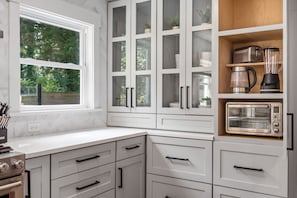 Fridge, microwave, oven, stovetop - Designer Home With Pool Sleeps 12! (Raleigh)