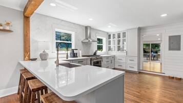 Een koelkast, een magnetron, een oven, een kookplaat