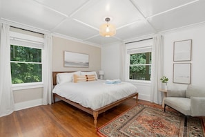5 bedrooms, desk, iron/ironing board, travel cot - Designer Home With Pool Sleeps 12! (Raleigh)
