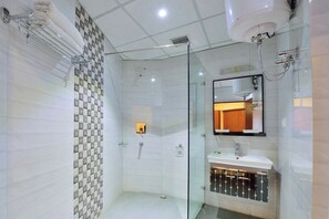Shower, rainfall showerhead, slippers, towels - Galleu Hill Resort, Kufri, Shimla By LA Riqueza Hotels (Theog)