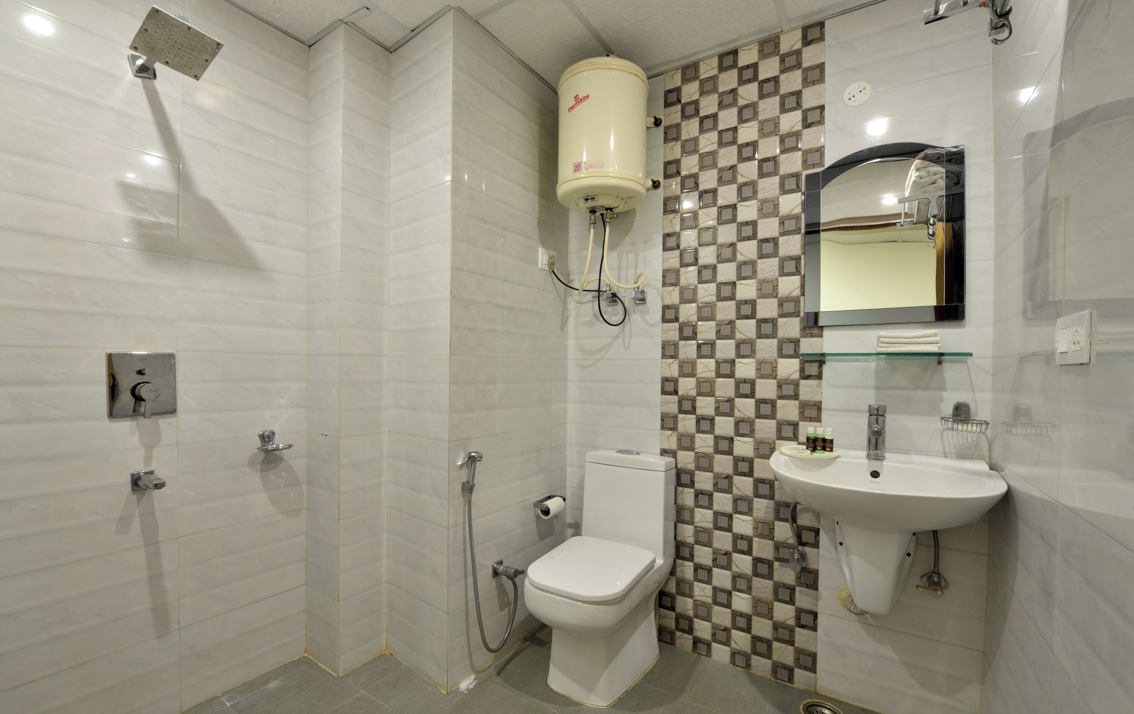 Un baño moderno con ducha, inodoro y lavamanos.
