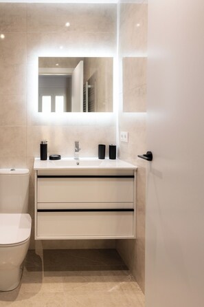 Jetted tub, hair dryer, towels, soap - Colonia Iulia Urbs Triumphalis (Tarragona)