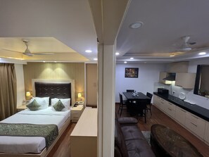 1 habitación, escritorio y espacio para trabajar con laptop 