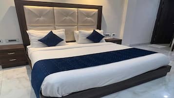 1 bedroom, desk, laptop workspace, blackout curtains