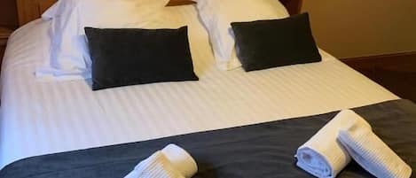 Luxe beddengoed, Select Comfort-bedden, een bureau, een laptopwerkplek