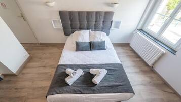 Chambre Double Supérieure | Literie de qualité supérieure, matelas Select Comfort, bureau