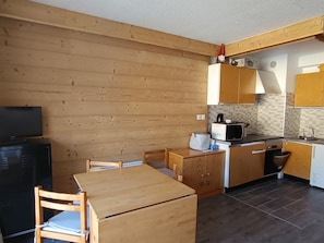 Fridge, microwave