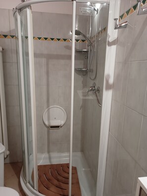 Een douche, een haardroger, een bidet, handdoeken